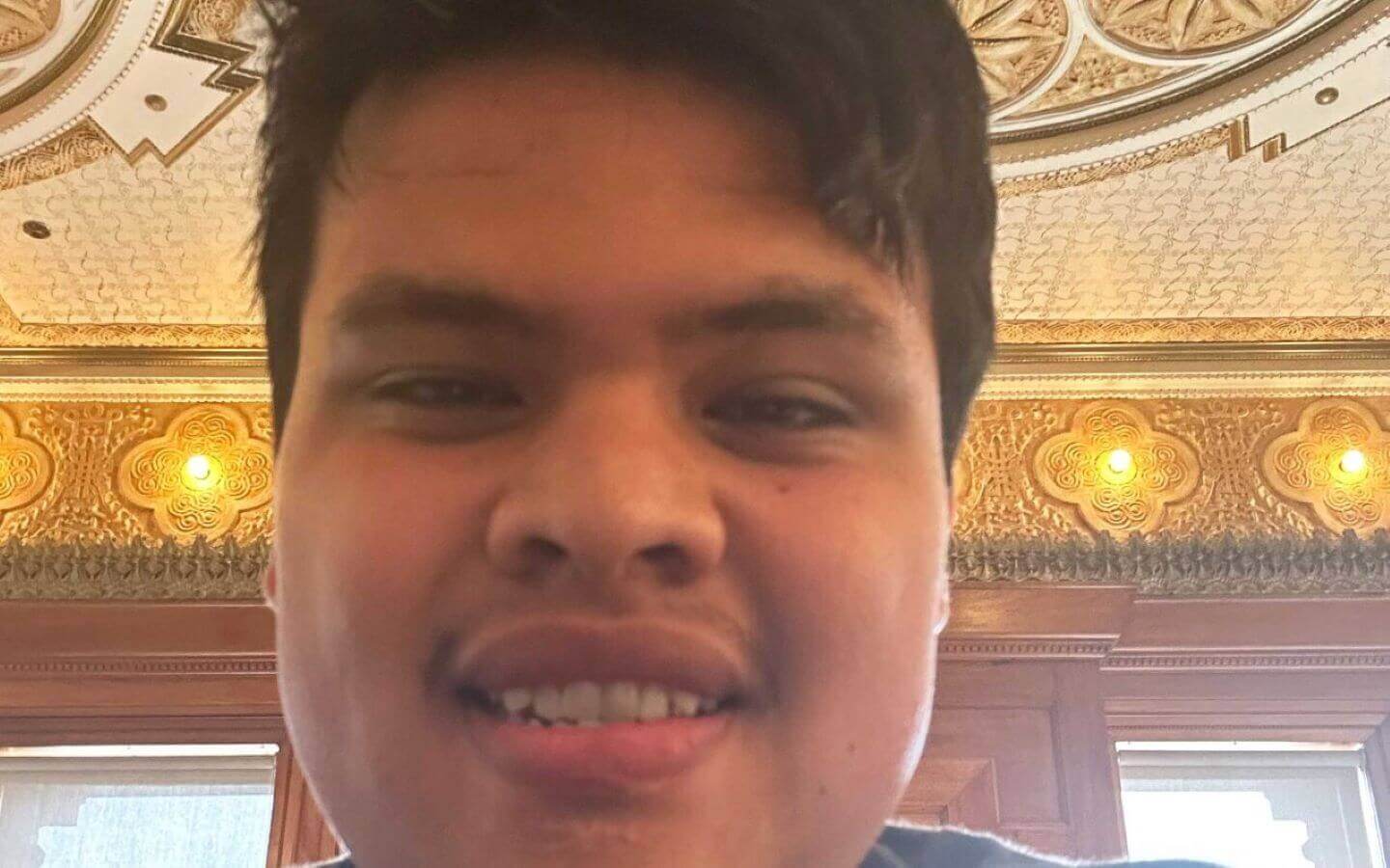 Selfie image of Cesar Gonzales, Honors participant and English major at Roosevelt University